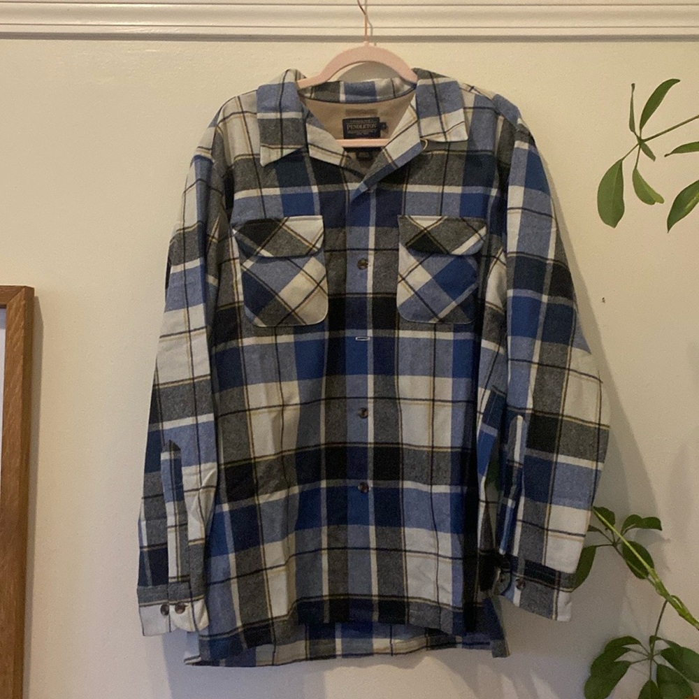 Like new Pendleton “the original board shirt” men’s size large - virgin wool!